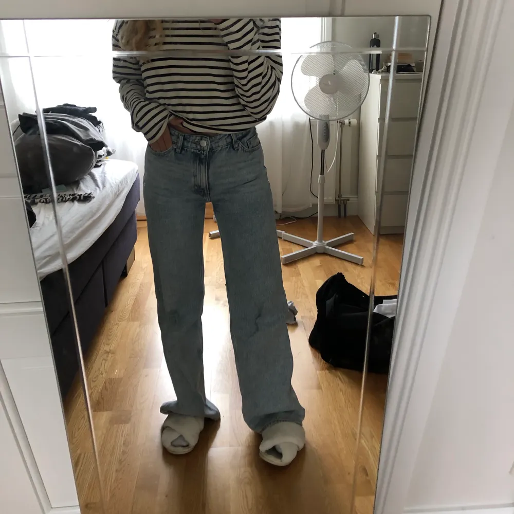 Fina jeans från monki som inte kommer till användning längre, sömmen nere vid hälen är lite uppriven av nötning men inget som jag tänker så mycket på själv vid användning💗. Jeans & Byxor.