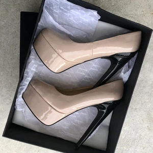 Snygga eleganta nude högklackade skor me - Snygga eleganta nude högklackade skor med svart klack.   Märke: NLY.  ( Wera)  Storlek: 36 Högklackade skor, klacken ca 14,5cm och platån är på 4cm.  Pris: 70 kr + frakt 66 ( spårbart)  Skick : Dem är sparsamt använda, Skorna har några tryck märken, men inget som man tänker på. Det är även skolim som syns vid skons sida vid innerkanten. Se bilder.  🌸 Har flera annonser uppe på kläder/saker så samfraktar.  🌸Övrigt kläderna kommer från  rökfritt och djurfritt hem. 