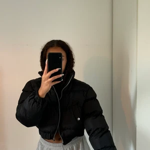 Kort pufferjacka stl S - Köpt från prettylittlething. Passar som vinterjacka!