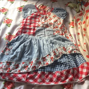 Tröja och kjol - Storlek 122 säljer för 50kr kan gå ner i priset ❤️❤️❤️💕💕