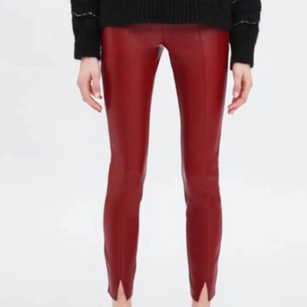 Säljer dessa snygg röda skinnbyxor, från zara. Använt vid få tillfällen så nästa som nya, bra skick. . Jeans & Byxor.