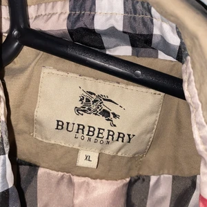 Burberry kappa/jacka  - Storlek XL men sitter väldigt litet själv har jag storlek XS och den passar mig. Knappt använd.