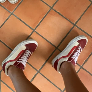 Röda vans - Röda låga vans i storlek 38, sparsamt använda