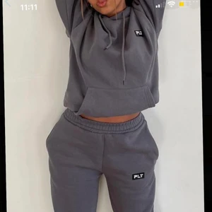 PLT MJUKIS CHARCOAL - Säljer detta set från PLT storlek 6 (36) som på bild. (Lånad bild). Helt nytt set, aldrig använd, inkl prislapp & paket. Tröjan e hoodie med luva & mjukisbyxan e bootcut. 