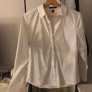 Vit skjorta - Superfin vit skjorta från esprit. Säljer då den inte sitter så oversize på mig länge som jag vill att den ska sitta. Lite figursyddd i formen alltså inte boxig men ändå superfin. Storlek 36 men ja har haft den som i vanliga fall har 38.