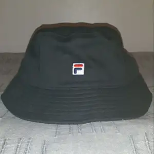 En svart fila hatt. Frakt bror på vad det är du köpper. Skickar på posten helst mötas 