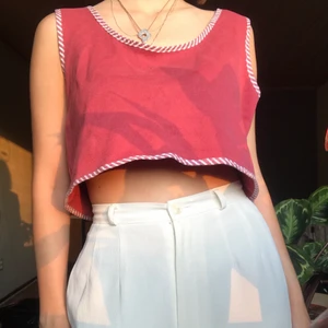 Rosa oversized secondhand-linne - En rosa, croppad topp köpt på secondhand! Av Beyond Retro Reworked och gjort av återvunna kläder. Säljer för att den känns lite för stor för mig! Den har en oversized passform och är i storlek M, passar därför M och uppåt baserat på önskad passform. Toppen är gjort i ett mysigt flismaterial med en söt vit- och rosa-randig tygkant runtom. Frakten ingår i priset! 💕✨