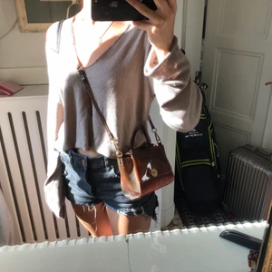 Brun genomskinlig väska - Köpt på zara för något år sedan men är inte riktigt min stil längre, fint skick. Kan mötas upp i Stockholm, annars står köparen för frakt 😌 Pris kan diskuteras