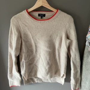 Kashmir tröja - Säljer min mysiga kashmir tröja från ”rag & bone” som tyvärr jag växt ur. Som ni ser så har den ett litet hål inder armen vilket resulterar i det låga priset. Innan jag säljer den kommer jag såklart stryka den💟😊💫