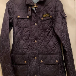 Barbour jacka i storlek S  - Inga slitna delar bra skick. Pris kan diskuteras