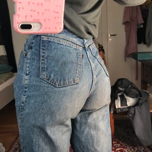 Levi’s vintage jeans - Säljer nu mina älskade Levi’s jeans som blivit för små. De är köpt på Beyond Retro och är än i bra skick, dock finns det slitningar på insida lår. Det står ingen storlek men de är lite för små på mig som har ca 70cm i midjan och är 167cm lång. Köparen står för frakt, kan alternativt mötas upp i sundsvall<3
