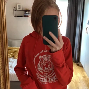 Fin röd tröja från hm - Jag köpet den för länge sen men har tröttnat. Den är u storlek 36 men själv skulle jag säga att den är storlek 32! 