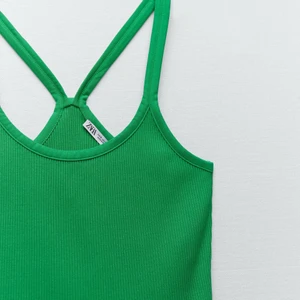 Grön topp  - Säljer denna jättefina gröna topp som inte kommer till användning. Slutsåld både online och i butik. Buda från 80kr, eller skriv privat för ett direkt köp💗💗💗