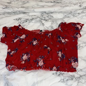 Kroppad blus  - -Kroppad blommig blus, som är över navlen