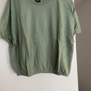 Gina Tricot crop top t-shirt - Perfect condition, 100 kr + frakt ❤️