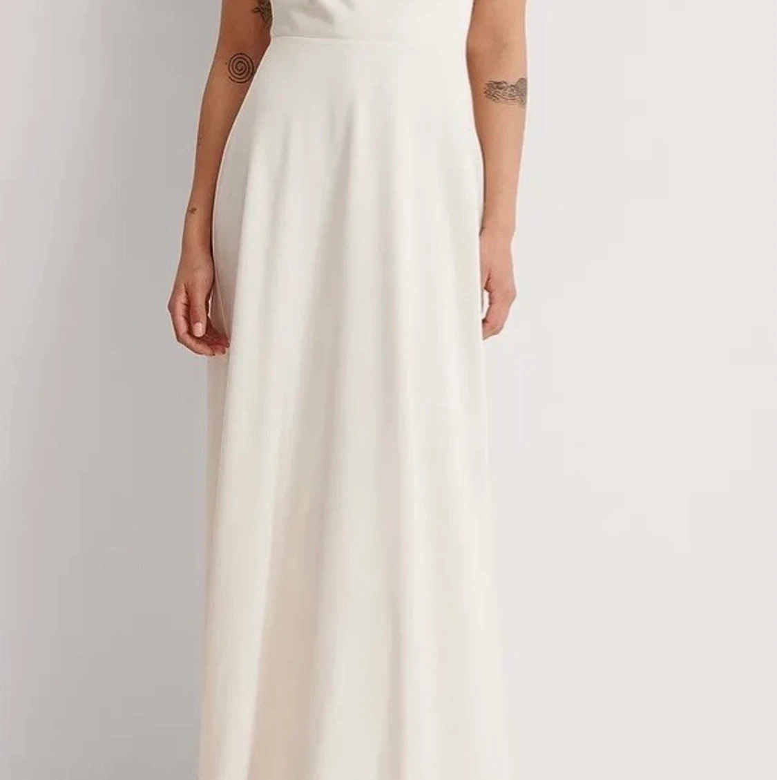 Vit långklänning med öppen rygg 