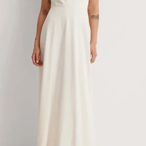 Vit långklänning med öppen rygg  - Superfin vit långklänning ifrån NAKD. Använd en gång under balen och är som i nyskick. 💞