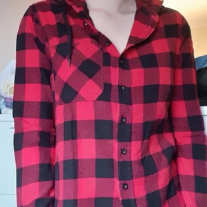 Skjorta med luva - Skön flanell skjorta! Knappt använd och alla knappar sitter kvar. Säljs då jag ändrat stil lite och inte använder den. 