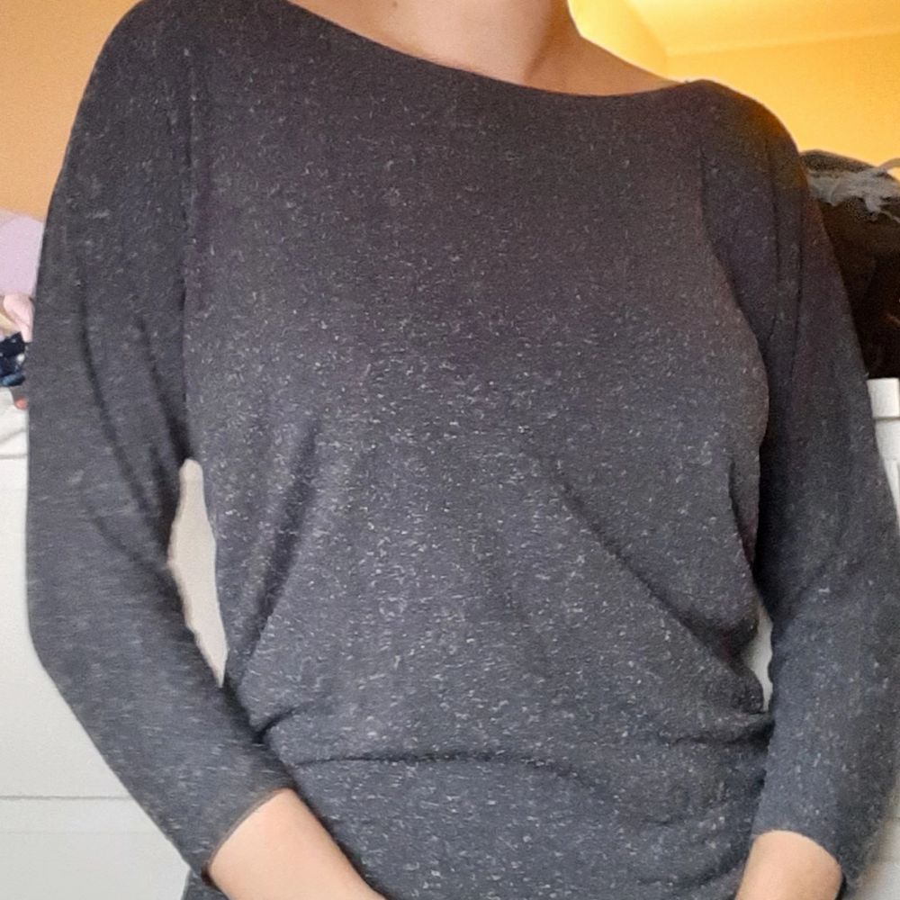 Grå tröja! (samma grå som i bild 1). Skön och tunn men syns ej igenom, knappt använd och inga defekter! Frakt spårbar. Blusar.