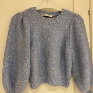 Stickad blå tröja med guld detaljer  - Snygg och skön tröja ifrån zara. Använd ett fåtal gånger 💛
