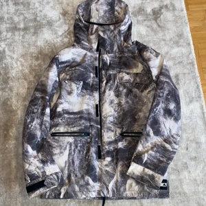 Burton  - Min kille ska köpa ny skidjacka så han säljer den! Fin skidjacka jätte varmt! Från Burton! Använd få gånger nästan nytt! 🦆