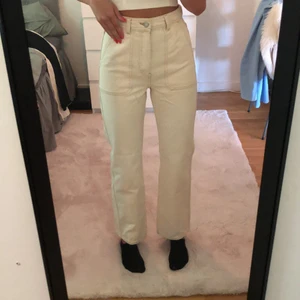 Jeans - Ett par beige/vita jeans ifrån weekday i storlek 34. Får inte användning av dom eftersom jag tycker dom är för korta (jag är 167). Har använts ett fåtal gånger. Har två långa fickor och en brun/beige söm runt byxan. Sälj för 300 kr (pris kan diskuteras).