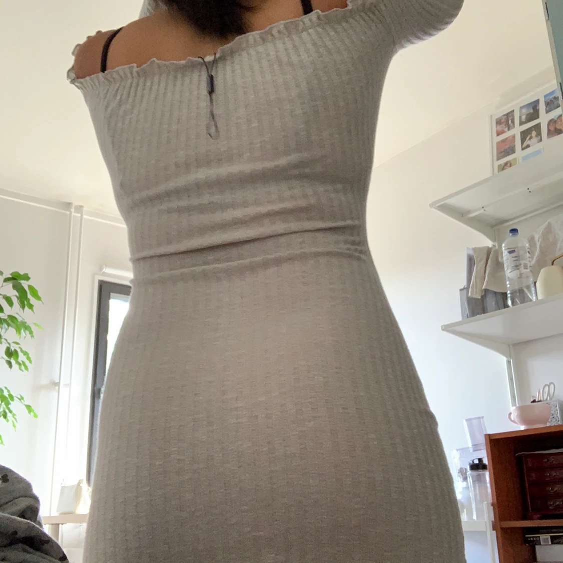 Nelly grå off shoulder klänning  - 91