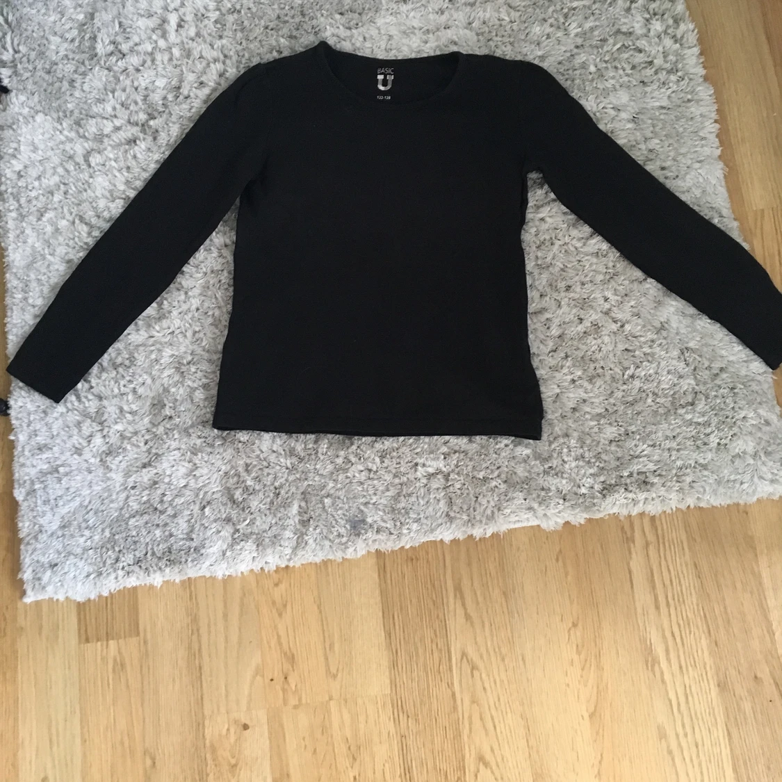 En svart tröja  - 90