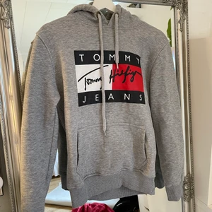 Tommy Hilfiger hoodie  - Lite nopprig men fortfarande jätte fin! Lite små i storlek. Strl M. Köpare står för frakt, jag föredrar spårbart frakt för bådas säkerhet. Jag ansvarar inte för postens slarv. 🛍