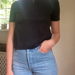 T-shirt från zara - Svart t-shirt i mockaliknande material. Är lite kortare i modellen och har en dragkedja bak. Aldrig använd. 