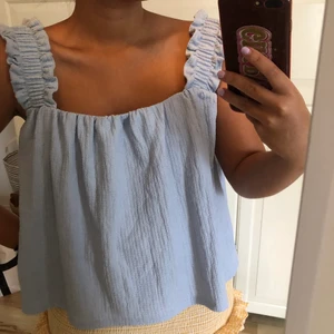 H&m blus - Super fin blus från h&m. Oanvänd med prislapp kvar. Frakt 62kr. Storlek L men passar S/m