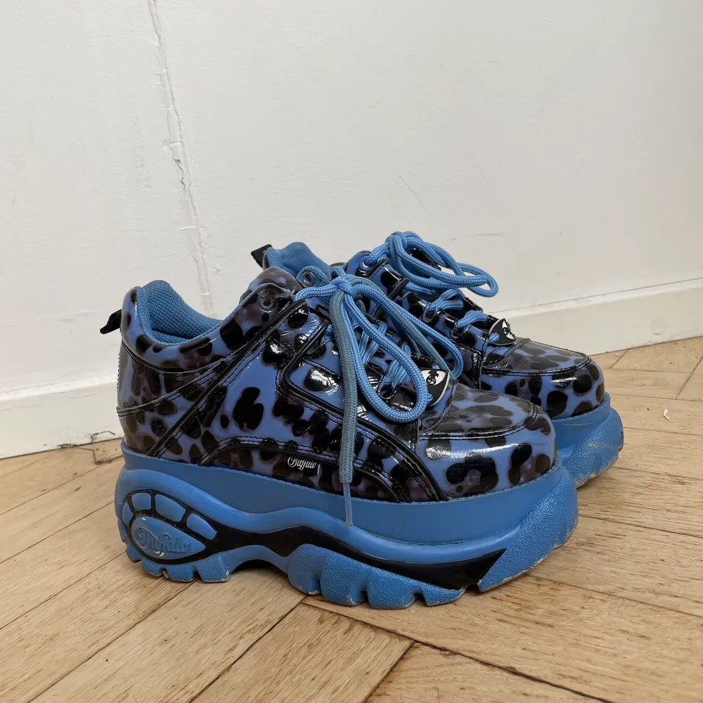 Blå Buffalos med leopardprint i storlek 37. Använda ca 10 gånger, finns en liten repa i sulan på vänster sko men annars i perfekt skick! Vid snabb affär säljer jag billigt. . Skor.