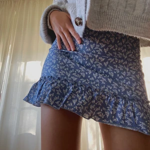 Brandy Melville kjol  - Så söt sommarkjol från Brandy Melville🤩!  Storleken är ONE SIZE men skulle säga att den passar XS/S.🥰 