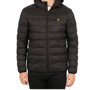 Lyle&scott jacka storlek 170-176 - Jackan är väldigt sällan använd och därför har den nyskick. Köpte den från kidsbrandstore för några månader sen men den var liten i storlek och den har stått i garderoben sen dess.    OBS:den är liten i storlek   men det står 170-176     (Priset kan diskuteras). Köpt för 1000kr 