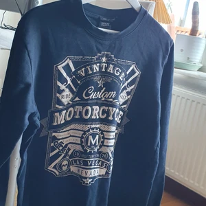 Vintage unisex tröja  - Säljer min söt unisex tröja som passar till båda kön och från XXS- l beror på hur man vill ha på sig. Trojan passar till allt. Finns fler bilder 