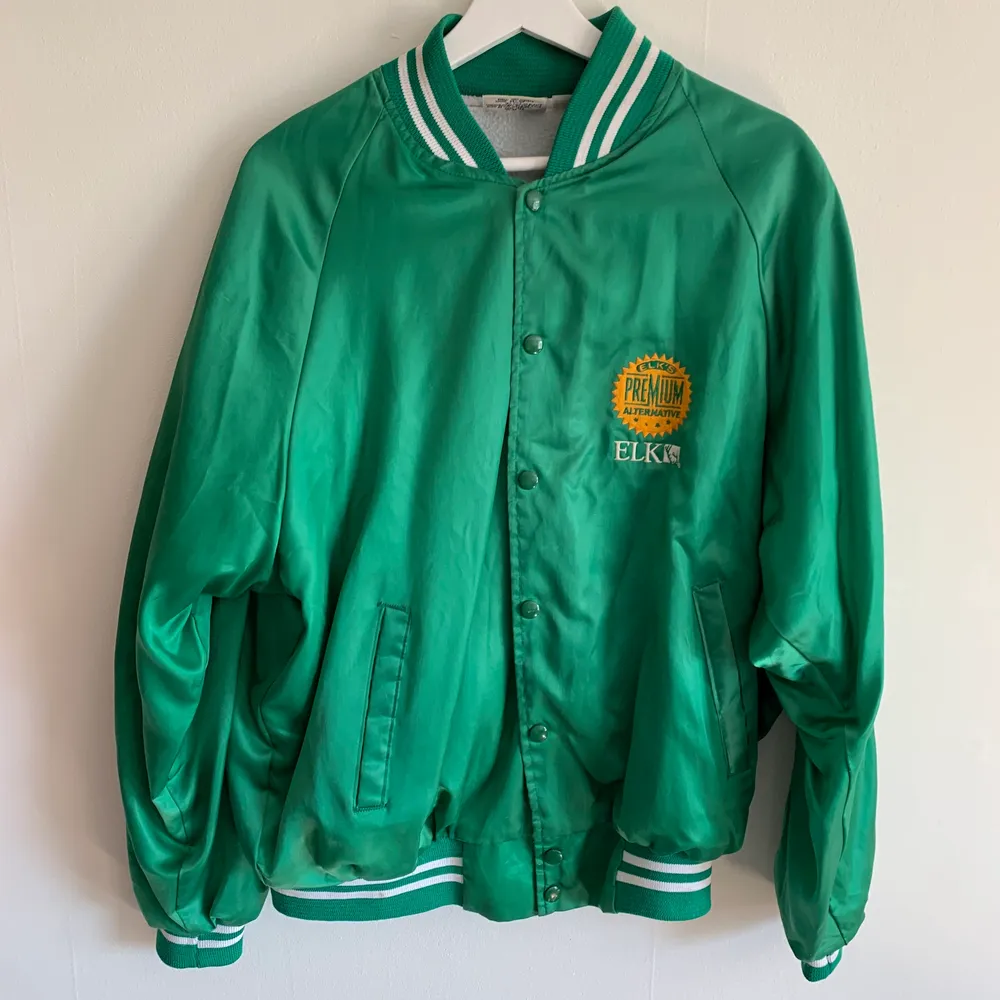 Väldigt fin glänsande grön vintage varsity jacka!. Jackor.