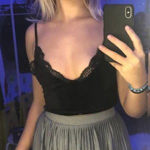 svart vintage linne med spets  - suuupersött svart linne som passar med mycket, tex kjolen jag också säkjer på bilden🖤 