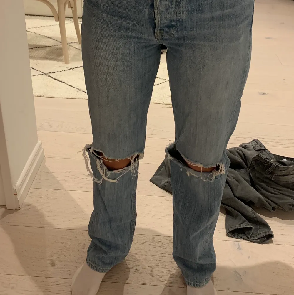 Säljer mina absolut favorit jeans som tyvärr inte kommer så mycket till användning längre.❤️ Nypris 3300kr. Jeans & Byxor.