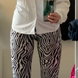 Högmidjade bootcut zebrabyxor  - Använda en gång, as snygga men nt riktigt min stil. Väldigt stretchiga och sköna. Har en zip på sidan an midjan. Frakt ingår inte! St M men passar både mindre och större pågrund av hur strechiga de e!