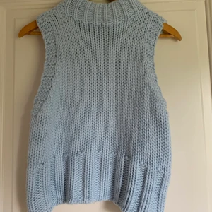 Stickad väst - Så skön och fin stickad blå väst från Urban gap 💙 perfekt till vintern ❄️ Säljer då den inte kommer till användning! 