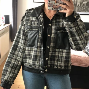 Rutig jacka - Den är i storlek S men är ganska oversized i armarna och i bredden:) väldigt fin och använd 2 gånger:)