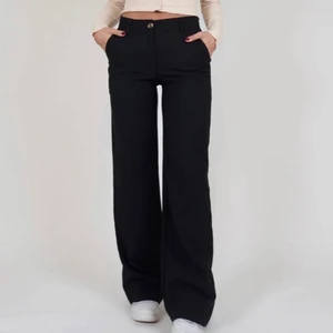 Kostymbyxor - Säljer dessa kostymbyxor i nyskick. Aldrig använda!!! Helt slutsålda på hemsidan. Skriv till mig privat för fler bilder. Säljer pga att jag har liknande redan💕 budgivning startar på 150💕 KÖP DIREKT FÖR 300kr!!! (Frakt tillkommer)