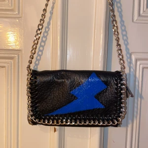 Tiamo väska - Cool tiamo väska jag målat på själv, blev inspererad av en annan annons här på Plick, jag kan mötas upp i Eskilstuna annars står köparen för frakten 🌟❤️, det är den mindre varianten KOMMER AVSLUTA BUDGIVNINGEN IMORGON ISTÄLLET!!!!