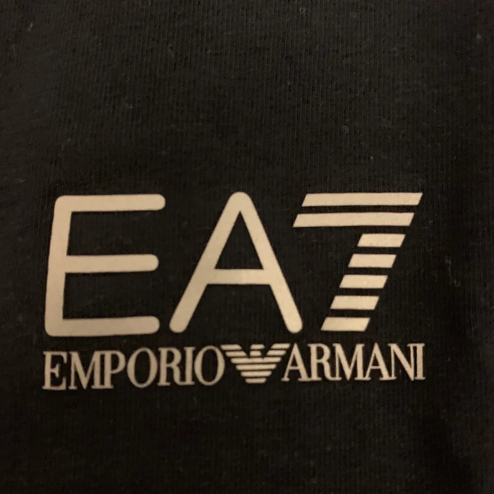 Mörkblå Armani tröja från Zalando (äkta). Org. pris 629kr. Använt få gånger. Ser helt ny ut, inget som är slitet eller trasigt. Strl S.. Tröjor & Koftor.