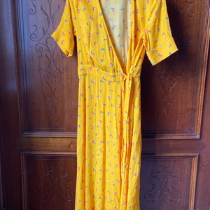 Gul other stories klänning - Sååå fin klänning verkligen ! Har bara bytt stil men sitter så fint också ! 