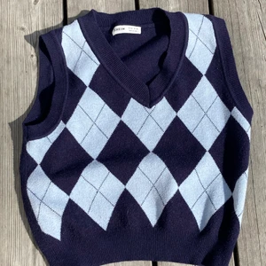 Rutig väst 🌀 - Säljer min skitsnygga väst från shein! 💞 den är i barnstorlek men ganska stor i storleken och passar nog xs också! 💫 älskar denna men säljer pga att den inte kommer till användning!  kom privat för fler bilder! Lycka till 💐 