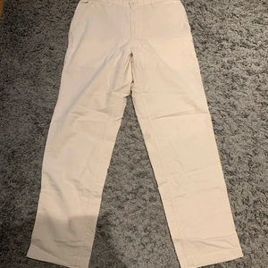 Uniqlo liné byxor - Säljer mina liné byxor från uniqlo. Dom är i storlek:M och dom är endast använda 1 gång och det finns inga fläckar eller hål i byxorna😀