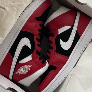 Jordan 1 Gym red mid  - Intressekoll på mina röda Jordan 1 som är använda 3 -5 gånger strl 39 köpta på facebook på en Jordan säljsida 