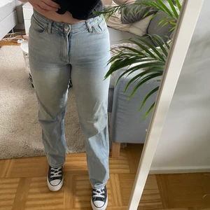 Monki, taiki straight leg jeans  - Säljer också mina raka jeans från monki i modellen taiki. (Mycket blåare i verkligheten än på bild) 🤍 Byxorna är i storlek 25 men har dock töjt sig en del så skulle säga att de nu är mellan 26/27. Är 163 cm lång 🤍