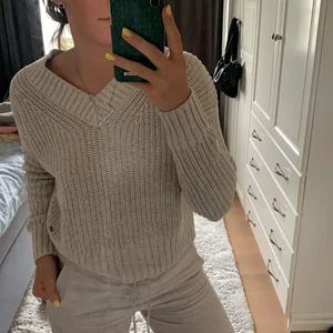Stickad tröja - En beige fin stickad tröja, från Hollister i storlek S!❤️ 